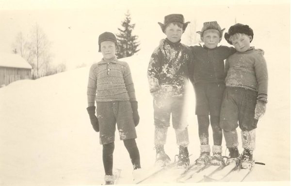 Fra v Harald Vestad, Tronn Ødegaard, Per Vestad, Ivar Færder. Vinteren 1931-32.