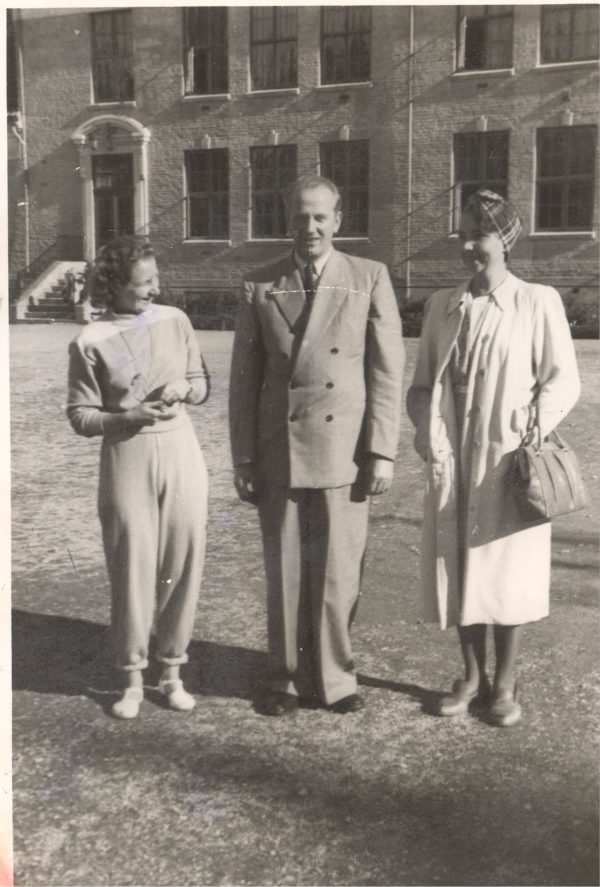 Lærere i skolegården. Fra v frk Engen, rektor Erik Bjørnstad, Olga Gimse Johnsbøen ca 1950