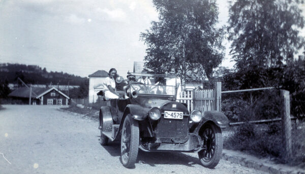 Martin Sætas bil 1928 Til venstre Solveig Sæta til høyre Mimi Sæta Eier T Bolstad